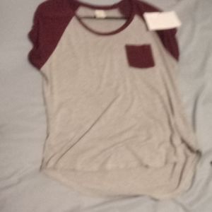 🐬Cute grey and maroon top